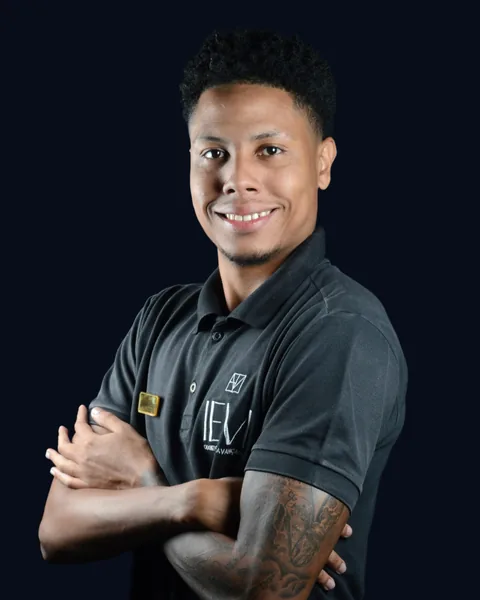 Victor Rodrigues sorrindo, de braços cruzados, com a camisa da IEM